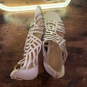 NWOT Liz Claiborne Memory Foam Breathable White Sandals with Brown Heel
